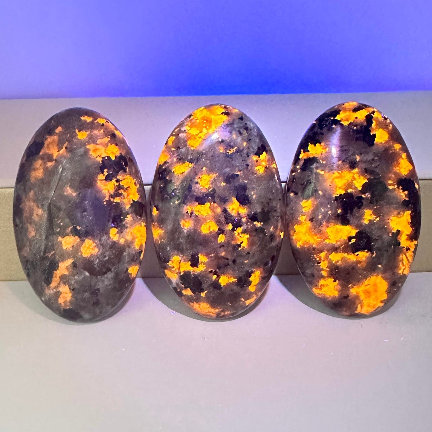 Natural Yooperlite Palm Stone, Fluorescent Syenite Worry Stone, UV-reactive Crystal