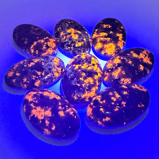 Natural Yooperlite Palm Stone, Fluorescent Syenite Worry Stone, UV-reactive Crystal