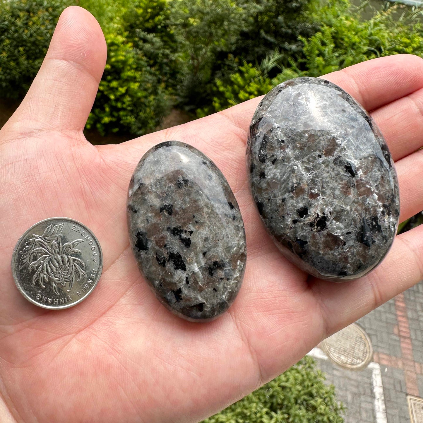 Natural Yooperlite Palm Stone, Fluorescent Syenite Worry Stone, UV-reactive Crystal